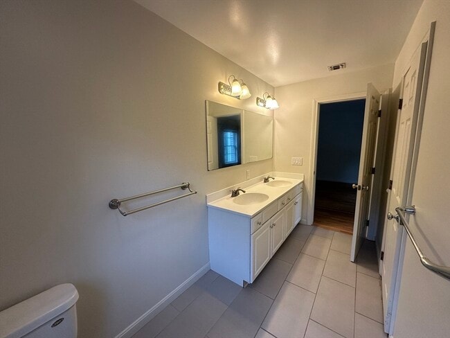 Building Photo - 18 Edgemoor Cir