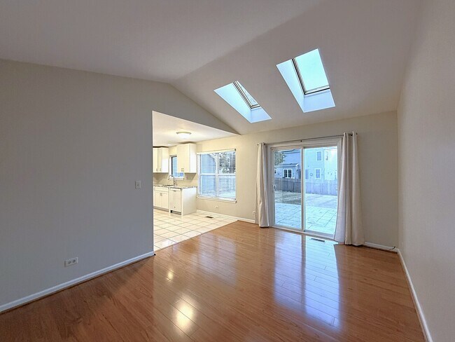 Building Photo - 800 Stanford Ln