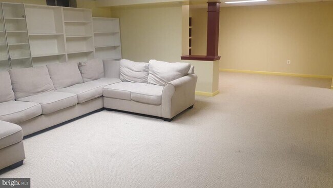 Building Photo - 9607 Laurel Oak Dr