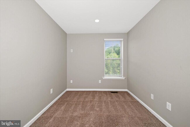 Building Photo - 10 Chasmere Dr
