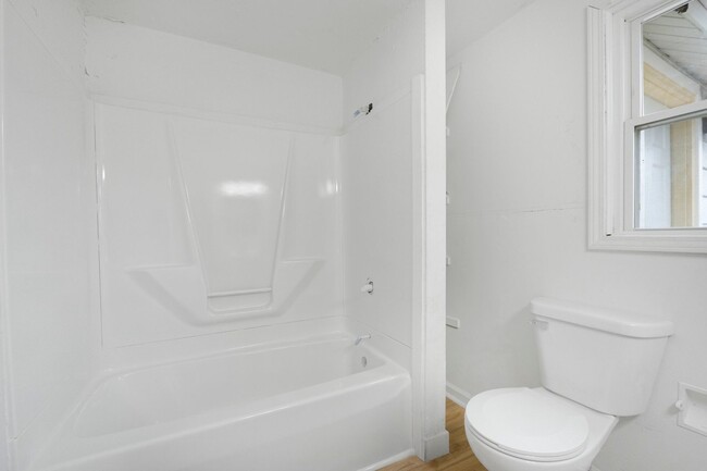 Building Photo - New Listing! 2 bed 1 bath