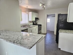 Building Photo - Gorgeous 2 bedroom in Barelas! Great location. Washer/Dryer.