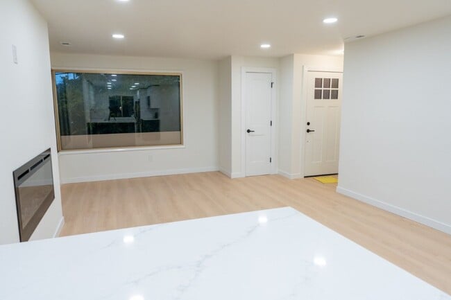 Building Photo - 4015 SW Thistle St