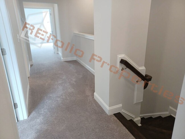 Building Photo - Gorgeous 3 Bedroom, 2.5 Bath,  1-Car Garag...
