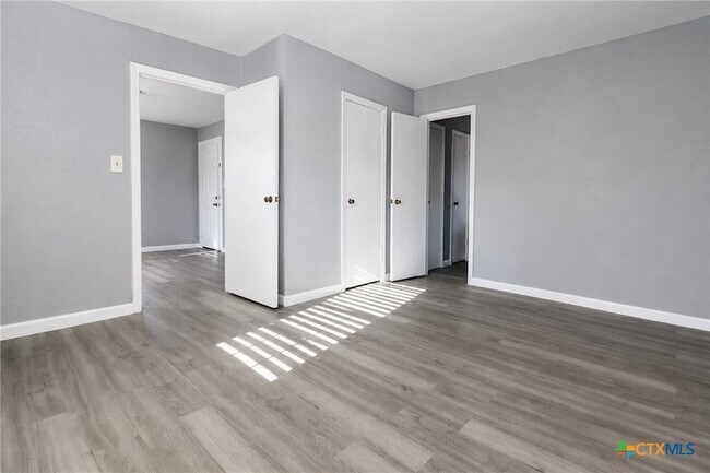 Building Photo - 122 W Avenue A