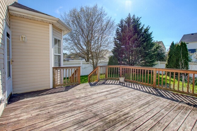 Building Photo - 3 Bed, 2.5 Bath Home Conveniently Located ...