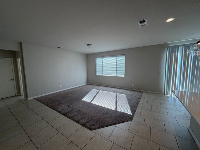 Building Photo - Nice home for rent in gated community in Tulare!