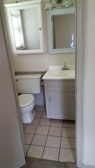 Half bath in master - 406 Gayclifee Terrace