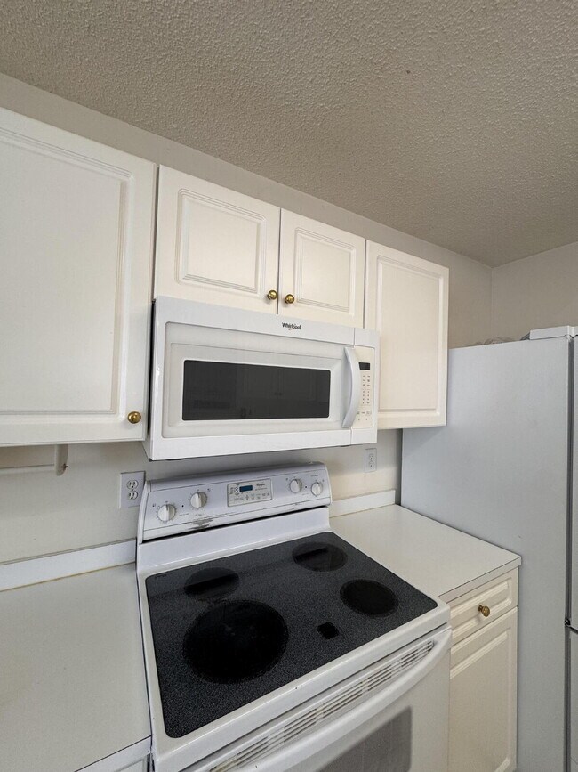 Building Photo - Spacious 3BR Home with Large Fenced Yard – Prime Simpsonville Location!