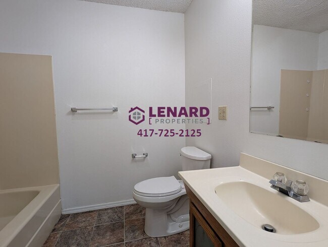 Building Photo - 2 Bedroom Duplex Ready for Move In!
