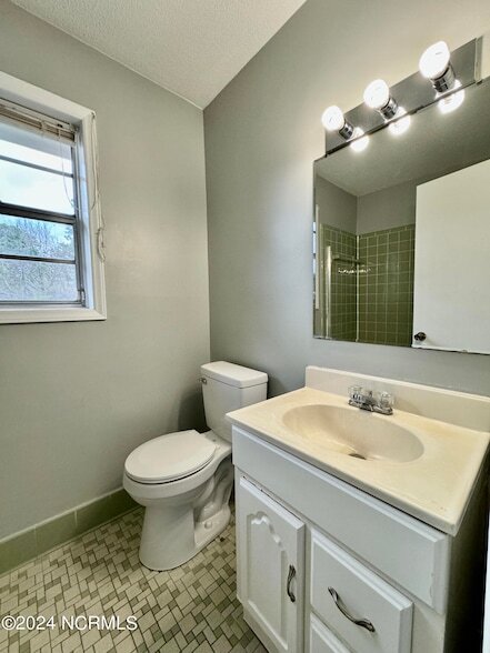 Building Photo - 526 W Thurman Rd