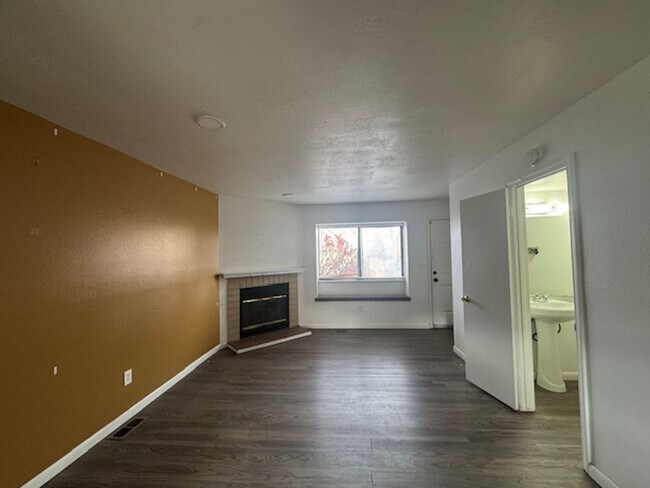 Building Photo - COZY 3BD/2.5BA TOWNHOME near Military Bases - Security Deposit Alternative Available