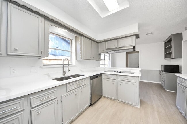 Building Photo - 6222 Vickijohn Dr