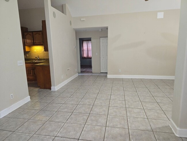 Building Photo - Charming 2-bedroom, 2-bathroom home