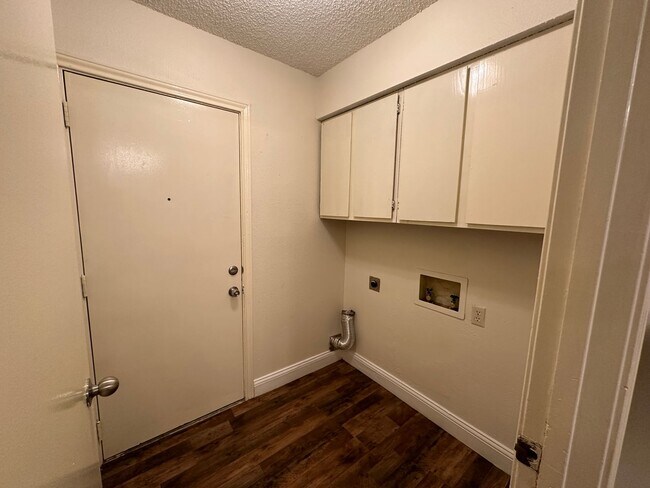 Building Photo - 5415-5415 Brookhollow Dr