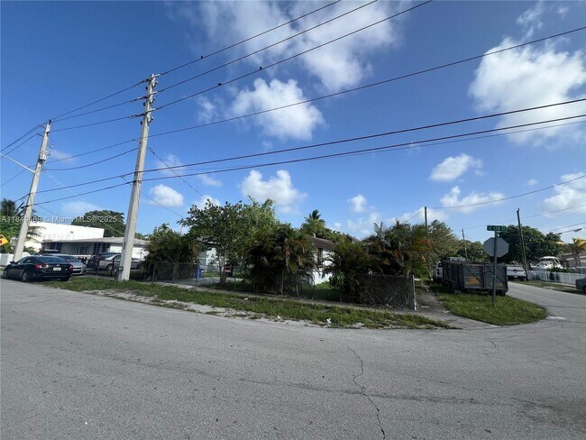 Building Photo - 360 NE 174th St