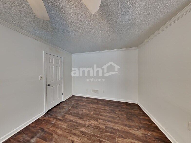 Building Photo - 208 MacKenzie Ct