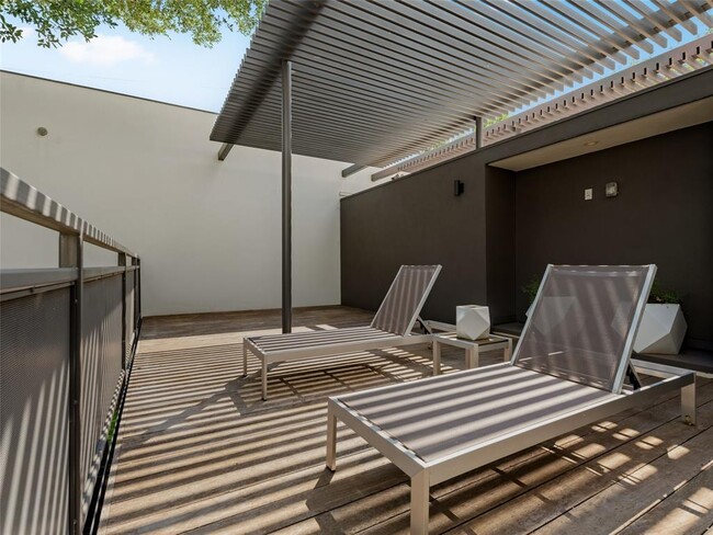 Building Photo - 2210 Westlake Dr