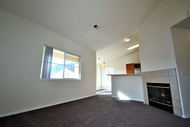 Building Photo - Cute & Cozy Apartment with One Car Garage ...