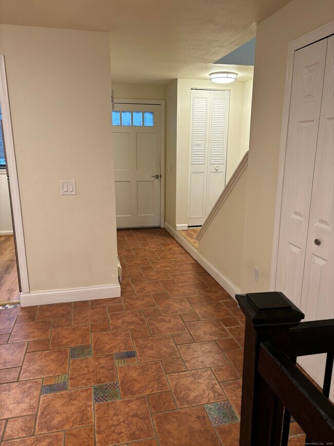 Building Photo - 11 King Arthur Dr