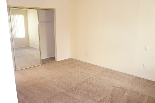 Building Photo - WONDERFUL 2 BEDROOM CONDO ON SECOND FLOOR