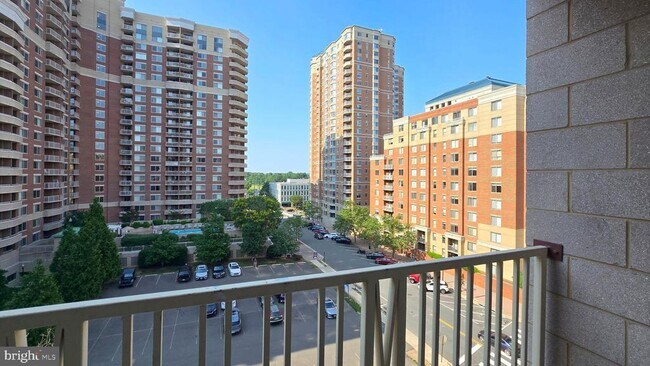 Building Photo - 880 N Pollard St