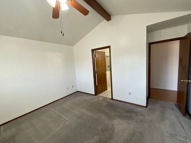 Building Photo - Spacious 3 bed, 2 bath, 2 living areas, 2 car garage