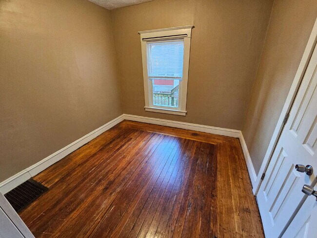 Building Photo - Cute and Cozy Main Level 2 Bedroom 1.5 Bath