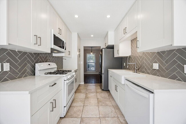 Building Photo - 9711 Marlborough Dr