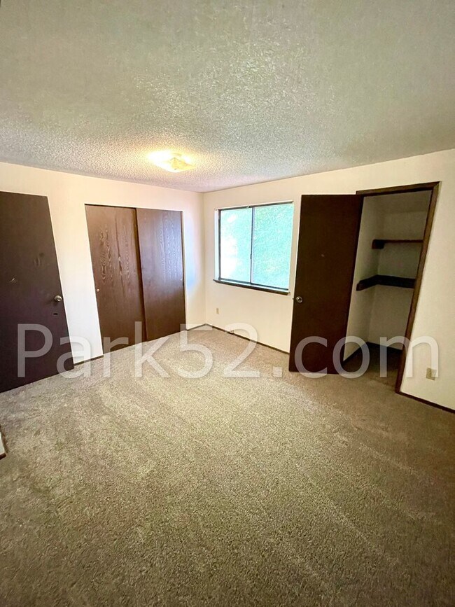 Building Photo - Remodeled 2 Bedroom Townhome!