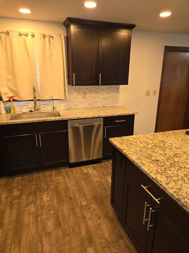 Building Photo - Beautiful Hermiston Home offers a perfect balance of comfort and convenience