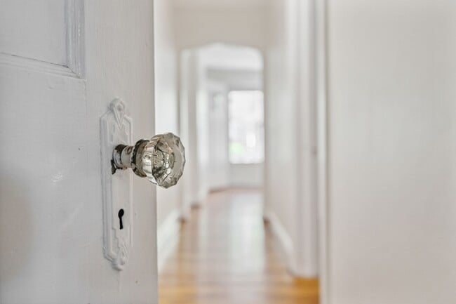 Building Photo - Charming 1 Bedroom, 1 Bathroom Duplex in O...