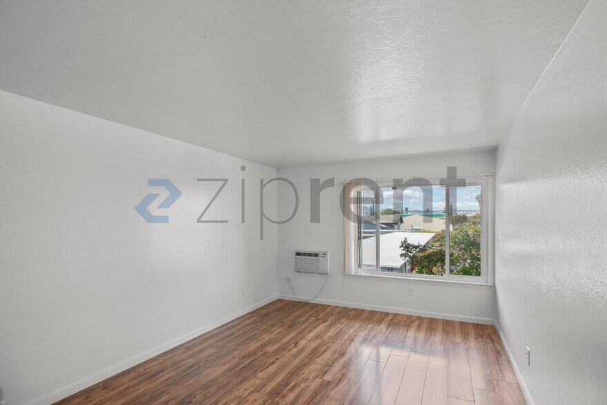 Building Photo - Unit 202