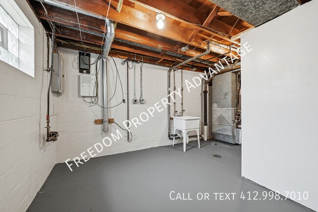 Building Photo - 2540 Park Hill Dr