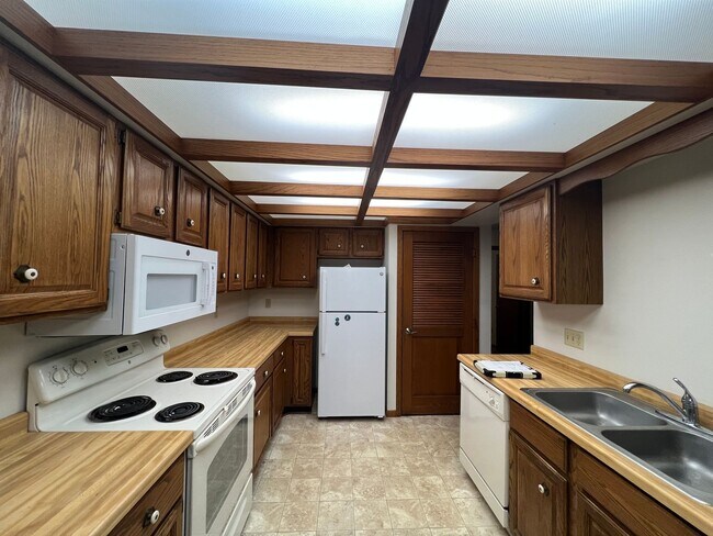 Building Photo - 632-638 S 44th Avenue