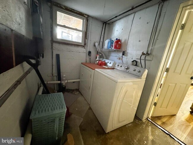 Building Photo - 10712 Warwick Ave