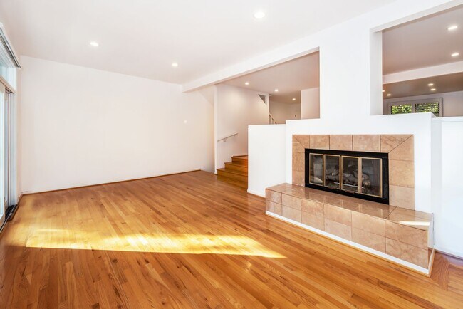 Building Photo - Spacious 3BD/2.5BA Mesa Townhome! (Walking distance to the beach)