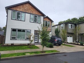 Building Photo - 4 bd 3.5ba dream home in the heart of the Woodlawn District w/Washer/Dryer, Garage & Gas Fireplace!