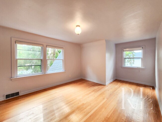 Building Photo - Waterfront Tudor on 2+ Acres | Private, Vi...