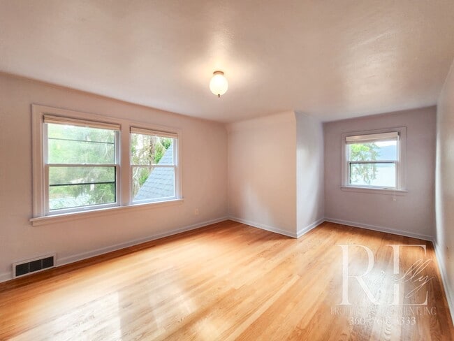 Building Photo - Waterfront Tudor | Private, Vintage Charm with Casita