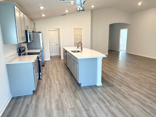 Building Photo - 4 Bedroom House For Rent in the Astonia Co...
