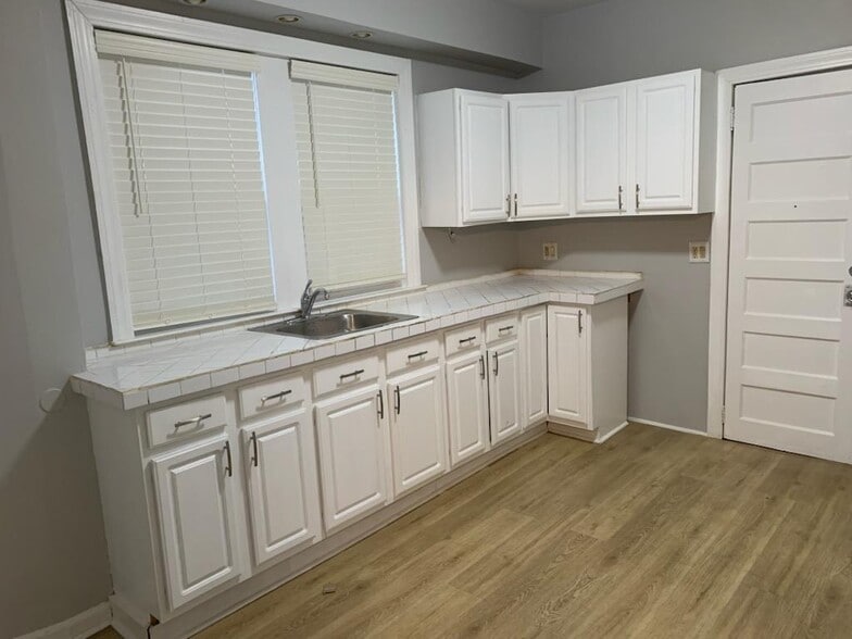 Kitchen - 9 Davis Ave