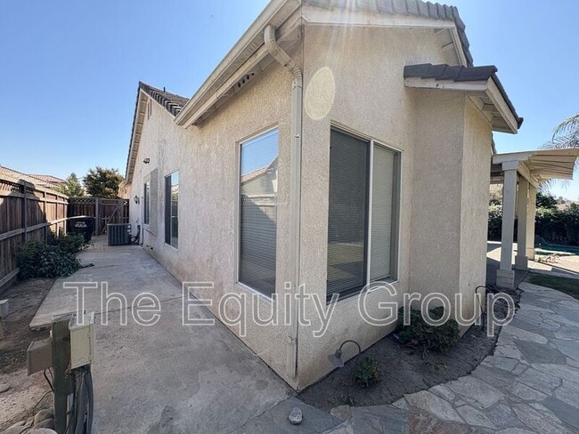 Building Photo - 2511 S Peppertree St