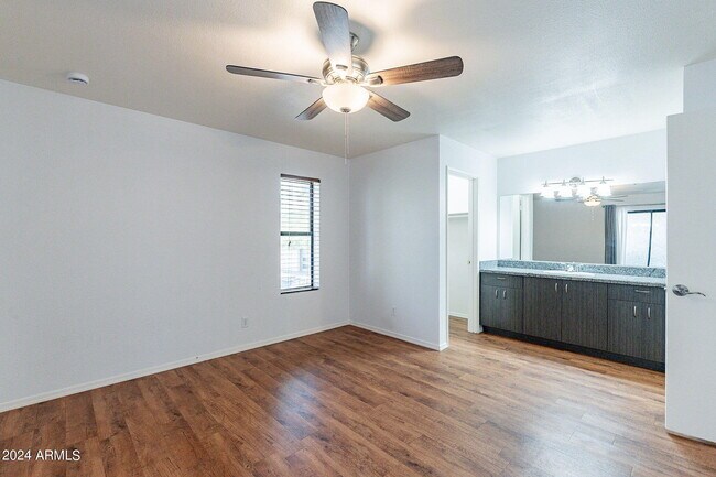 Building Photo - 850 S River Dr