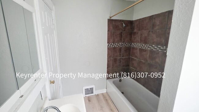 Building Photo - 2 Bed 1 Bath rare to rent!