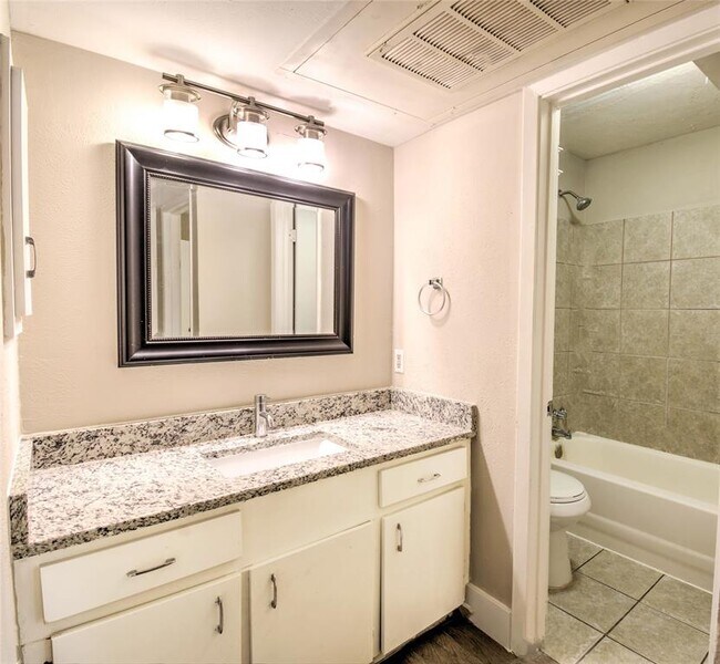 Building Photo - 5656 Live Oak St