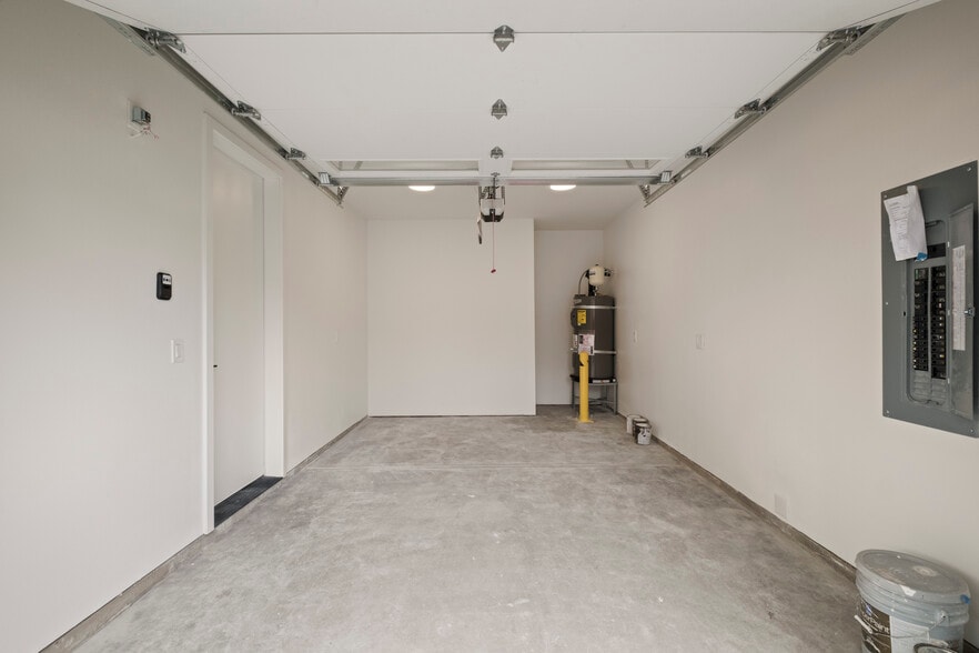 Garage - 11518 16th Ave NE