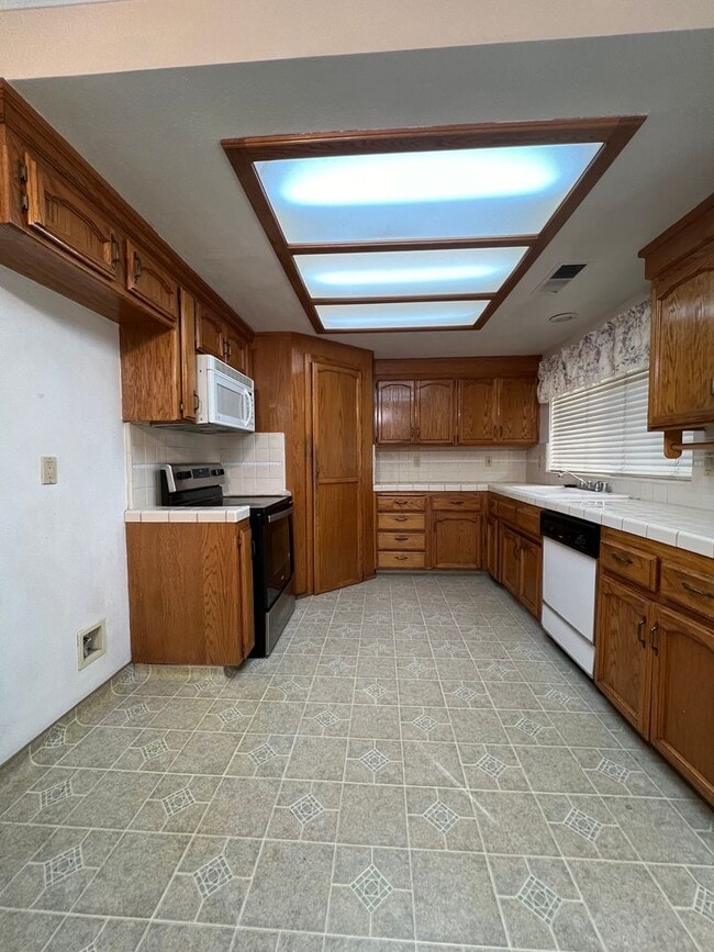 Building Photo - Cute, well -maintained home