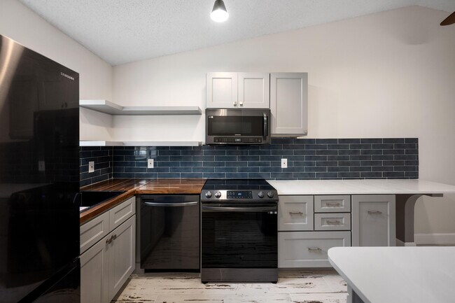 Building Photo - 5214 Stacy St