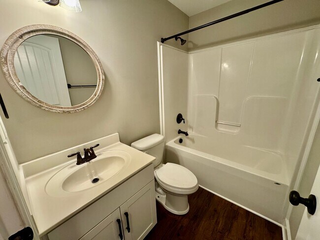 Building Photo - Nice Home Centrally Located in Athens!